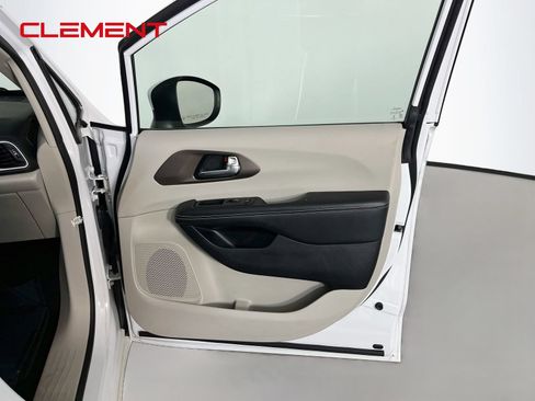 Used 2022 Chrysler Voyager LX FWD image 37
