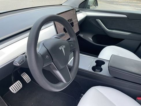 Used 2023 Tesla Model Y Performance image 9