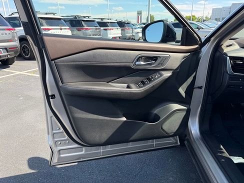 Used 2021 Nissan Rogue SL FWD image 13