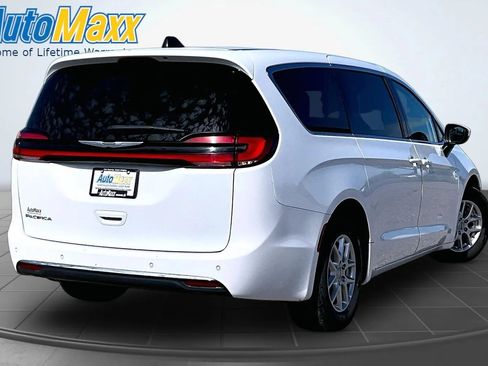 Used 2023 Chrysler Pacifica Touring-L FWD image 6
