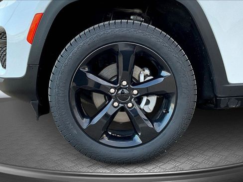 Used 2023 Jeep Grand Cherokee Altitude image 9