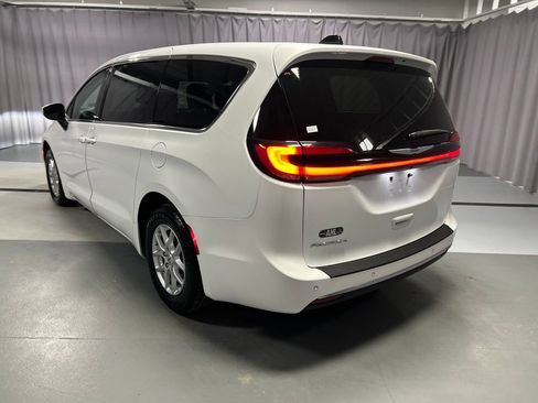 Used 2023 Chrysler Pacifica Touring image 5