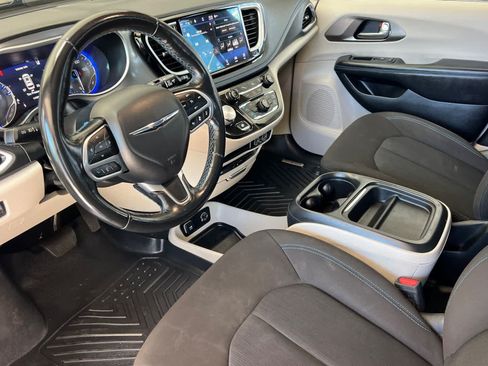Used 2021 Chrysler Pacifica Touring w/ Uconnect Theater Family Group FWD image 11