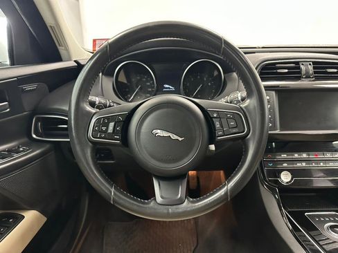 Used 2018 Jaguar XE Premium image 43