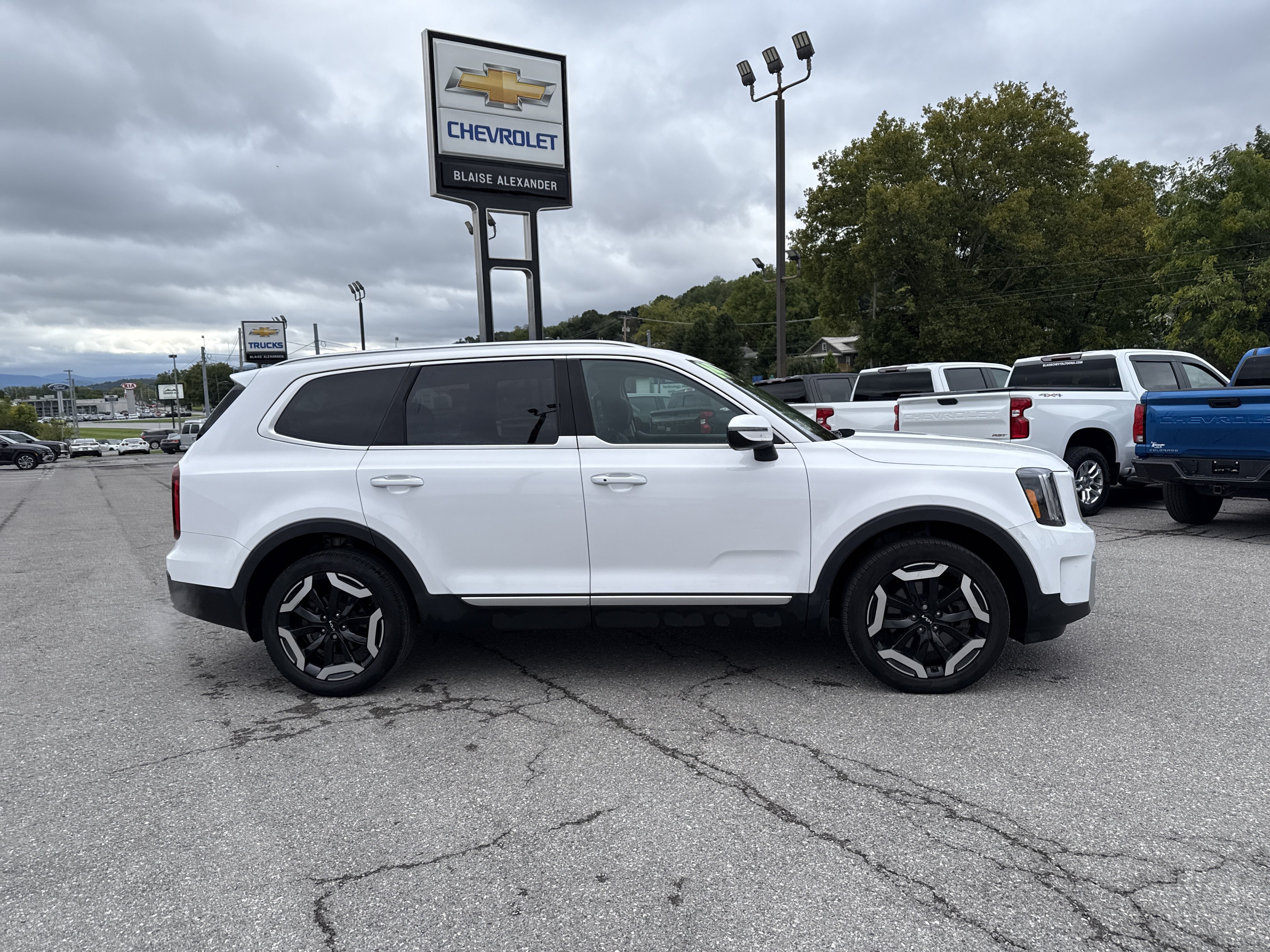Used 2024 Kia Telluride S w/ S Sunroof Package AWD/4WD image 2