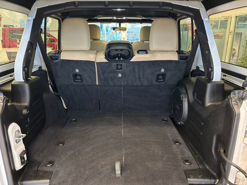 Used 2019 Jeep Wrangler Unlimited Sahara image 33