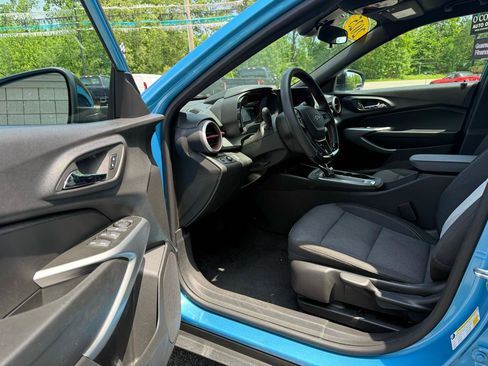 Used 2025 Chevrolet Trax RS FWD image 15