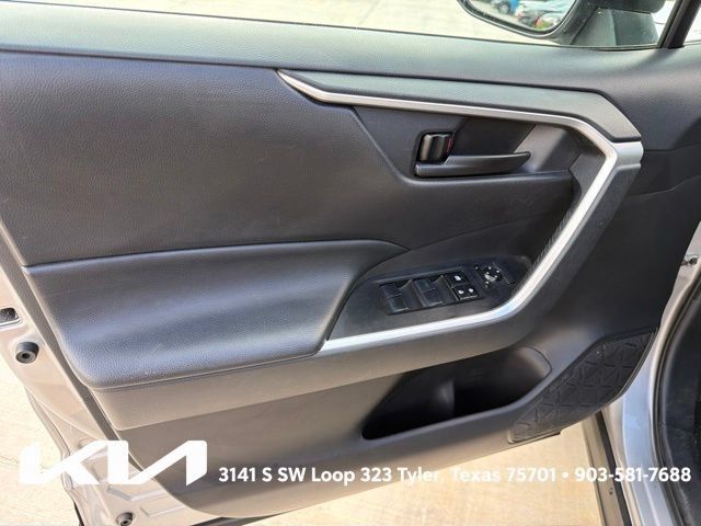 Used 2019 Toyota RAV4 LE FWD image 13