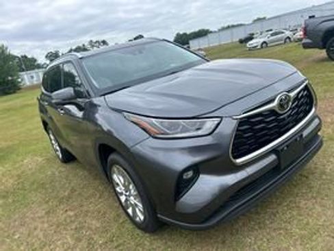 Used 2023 Toyota Highlander Limited FWD image 3