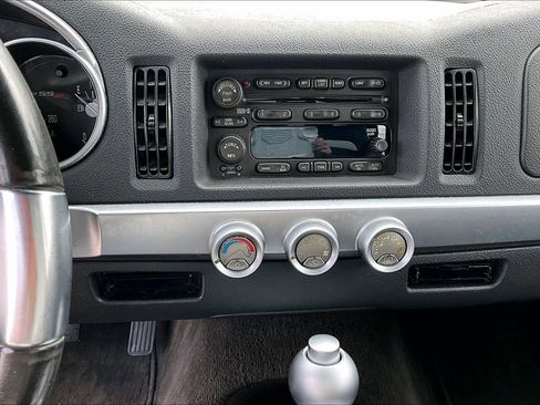 Used 2006 Chevrolet SSR w/ Preferred Equipment Group image 14