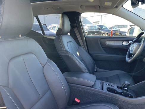 Used 2025 Volvo XC40 B5 Core image 15