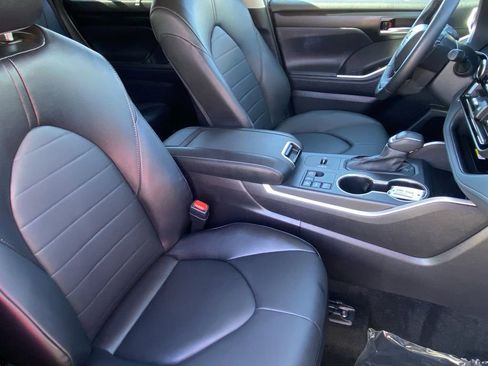 Certified 2025 Toyota Highlander XLE image 13