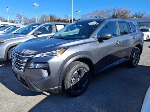 Used 2024 Nissan Rogue SV image 2