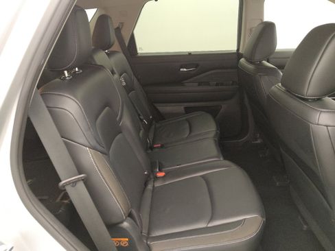 Used 2022 Nissan Pathfinder SL w/ Lighting Package (N92) FWD image 19