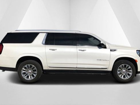 Used 2022 GMC Yukon XL Denali image 8