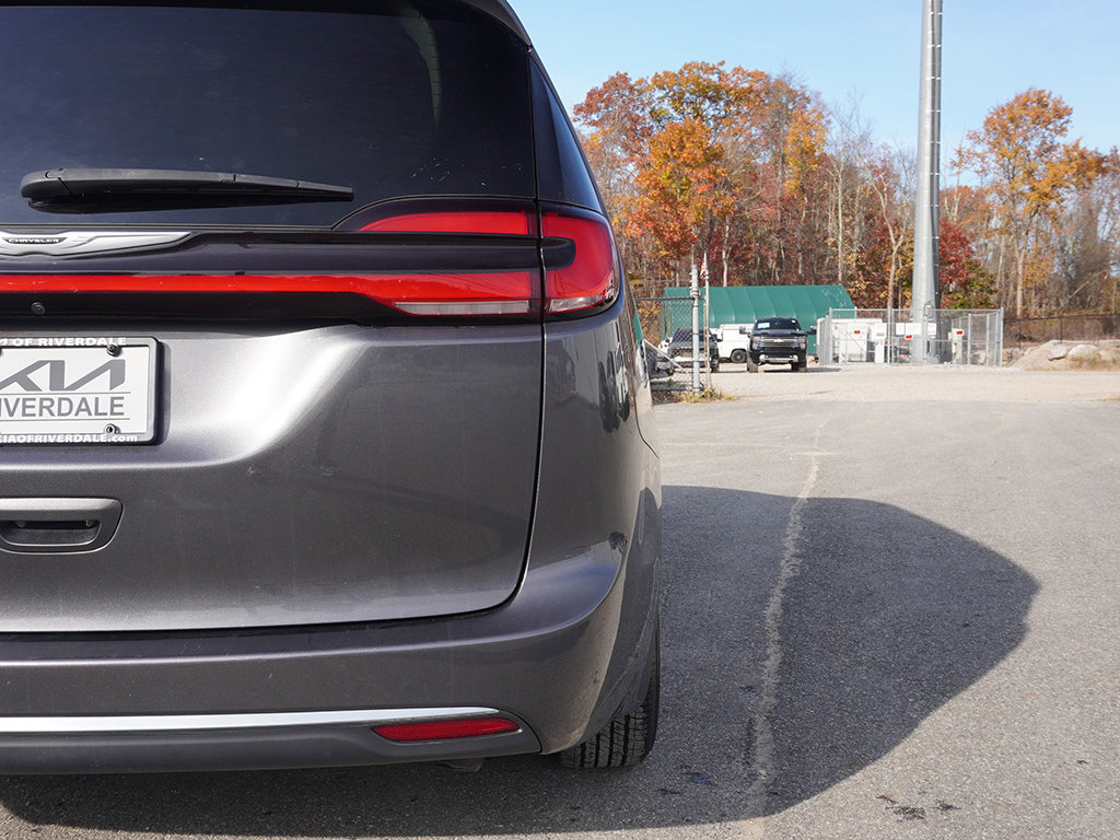 Used 2022 Chrysler Pacifica Touring-L FWD image 16