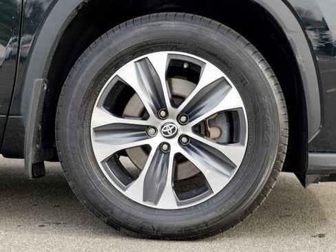 Used 2023 Toyota Highlander XLE AWD/4WD image 10