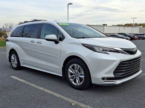 Certified 2024 Toyota Sienna XLE image 3