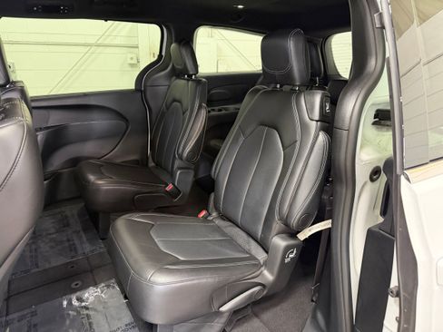 Used 2025 Chrysler Pacifica Select FWD image 12