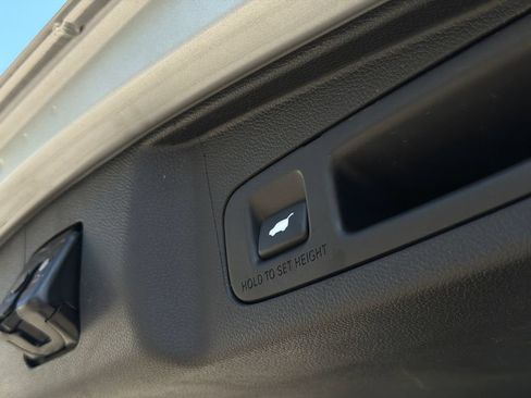 Used 2018 Honda CR-V Touring image 9