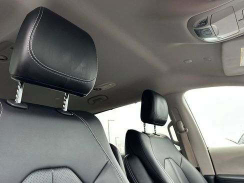 Used 2024 Chrysler Pacifica Touring-L image 18