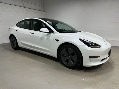 Used 2023 Tesla Model 3 Standard Range image 3