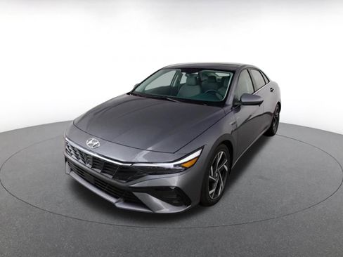 Used 2025 Hyundai Elantra SEL FWD image 3
