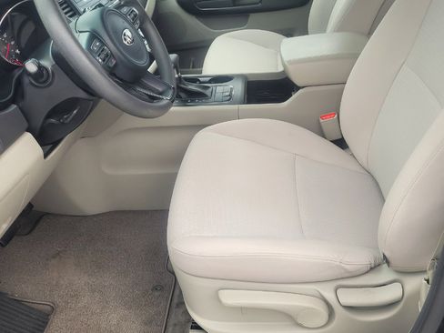 Used 2018 Kia Sedona L image 11