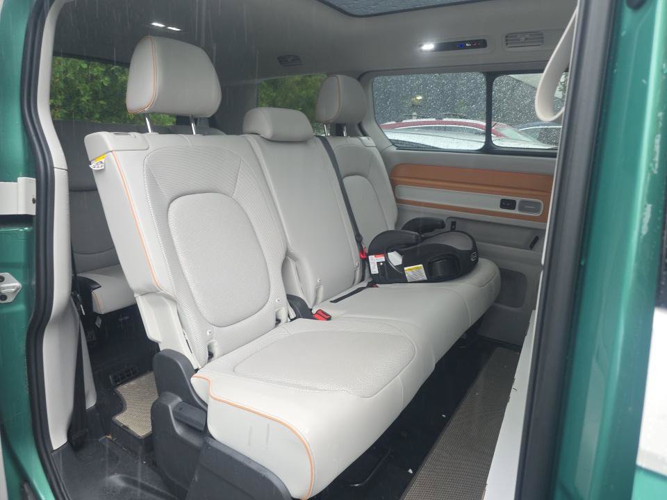 Used 2025 Volkswagen ID. Buzz 1st Edition RWD image 8