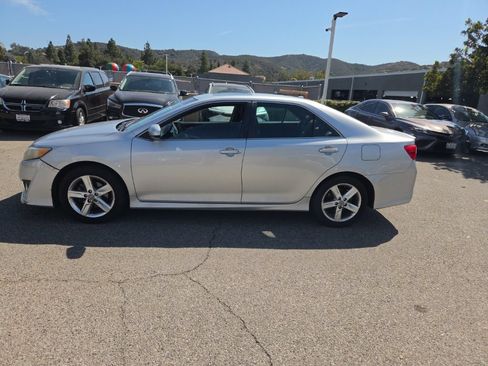 Used 2012 Toyota Camry SE w/ Leather Pkg FWD image 2