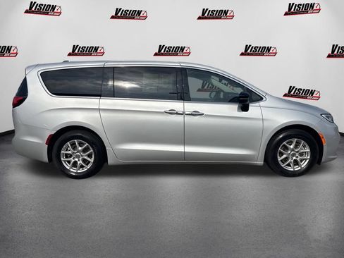 Used 2024 Chrysler Pacifica Touring-L FWD image 4