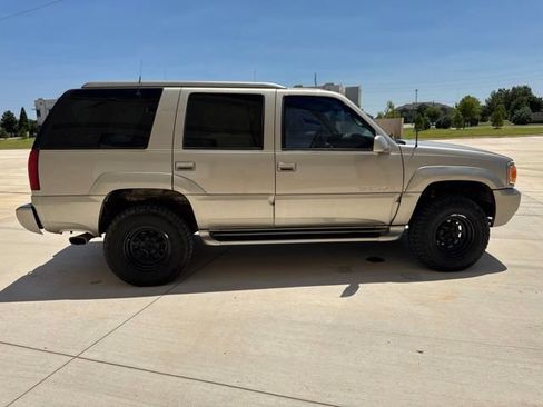 Used 2000 Cadillac Escalade 4WD image 4