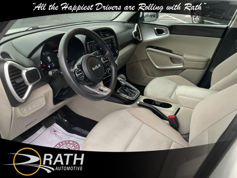 Used 2023 Kia Soul LX w/ LX Technology Package image 12