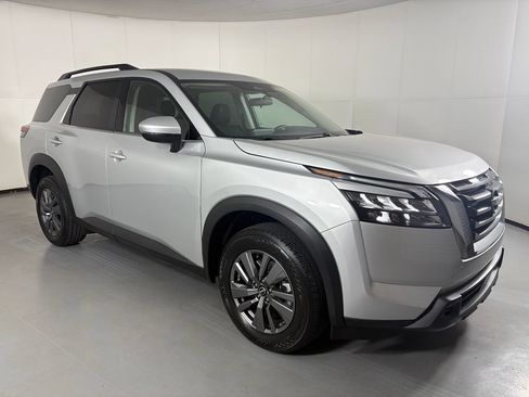 Used 2024 Nissan Pathfinder SV FWD image 2