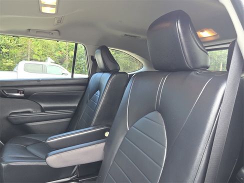 Certified 2022 Toyota Highlander XLE image 23
