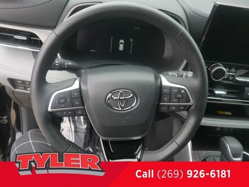 Used 2024 Toyota Highlander Limited AWD/4WD image 29