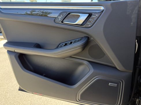 Used 2025 Porsche Macan image 26
