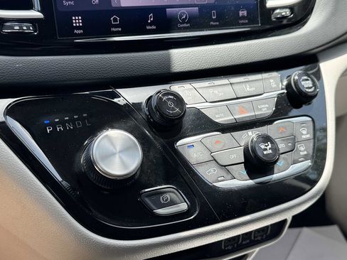 Used 2023 Chrysler Pacifica Touring-L FWD image 31