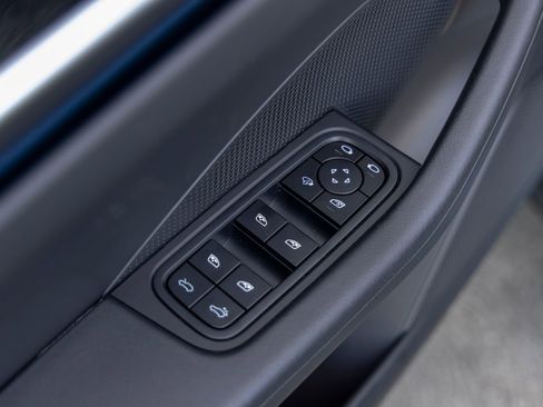 New 2025 Porsche Macan Electric RWD image 22