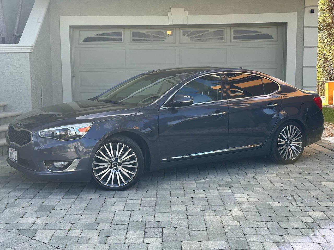 Used 2014 Kia Cadenza Premium w/ Technology Package FWD image 4
