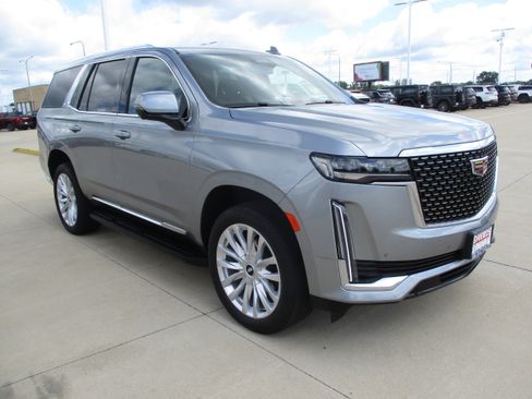 Used 2024 Cadillac Escalade Luxury RWD image 8