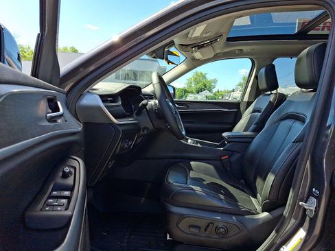 Used 2023 Jeep Grand Cherokee Limited w/ Luxury Tech Group II AWD/4WD image 14
