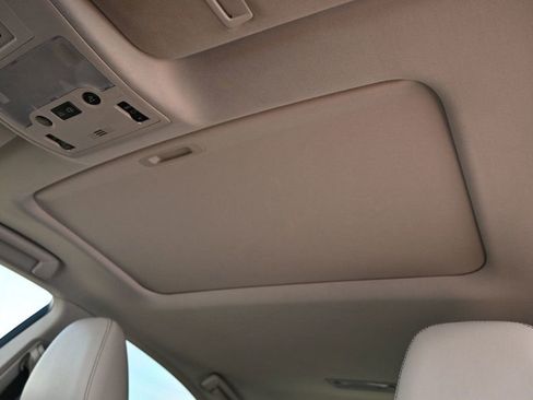 Used 2015 Lexus ES 300h 4dr Sedan Hybrid w/ Navigation System Package image 18