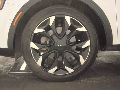 Certified 2025 Kia Sorento SX FWD image 6