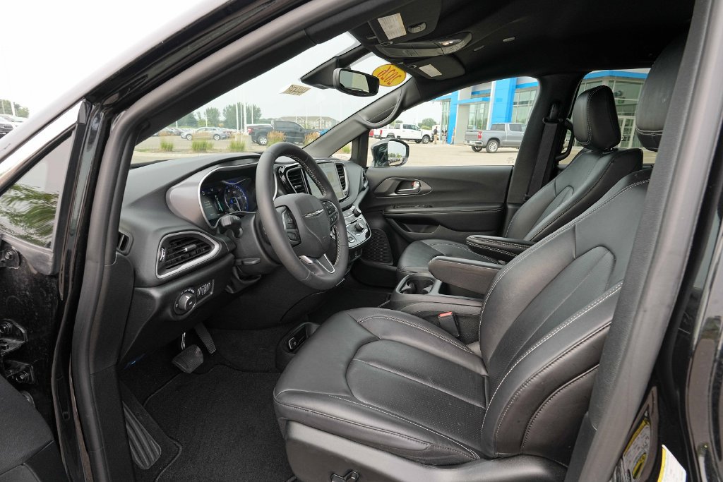Used 2026 Chrysler Pacifica Select FWD image 17