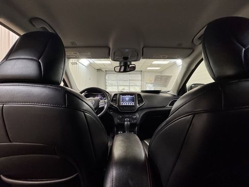 Used 2019 Jeep Cherokee Trailhawk w/ Cold Weather Group image 18