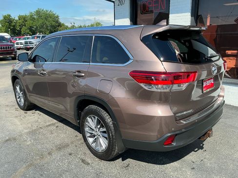 Used 2017 Toyota Highlander XLE AWD/4WD image 5