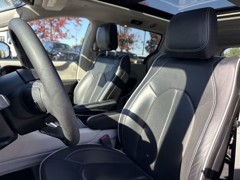 Used 2024 Chrysler Pacifica Limited image 12