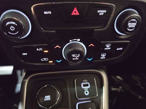 Used 2018 Jeep Compass Latitude w/ Popular Equipment Group AWD/4WD image 16