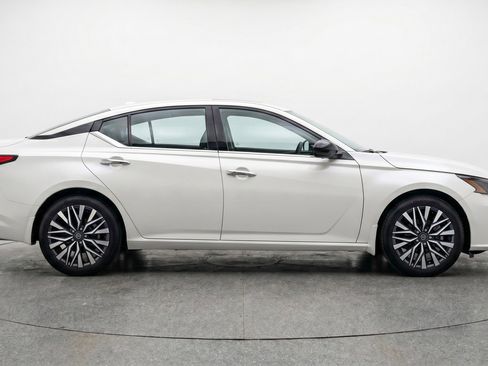Used 2025 Nissan Altima 2.5 SV FWD image 11